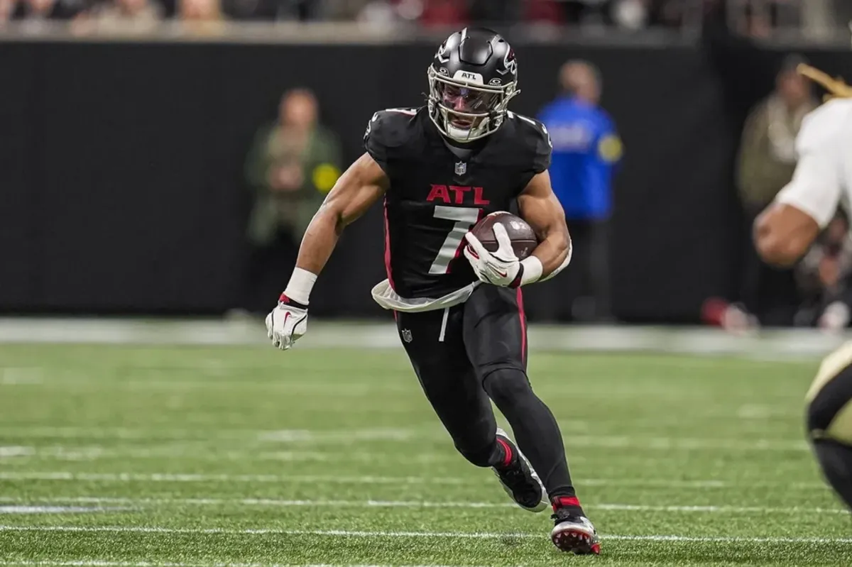 Jan 4, 2026; Atlanta, Georgia, USA; Atlanta Falcons running back Bijan Robinson (7) runs against the New Orleans Saints during the first quarter at Mercedes-Benz Stadium. Mandatory Credit: Dale Zanine-Imagn Images