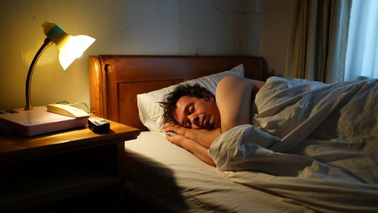 電気をつけたまま眠ると認知症のリスクは本当に上がるのか？