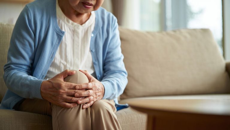 50代から急に増える「関節の痛み」更年期との意外な関係