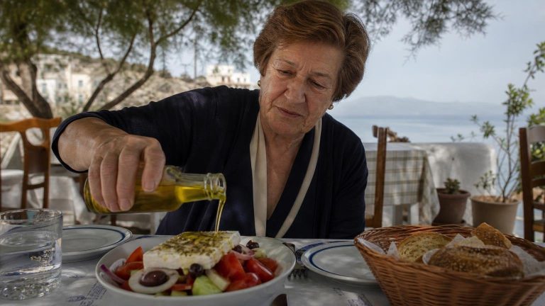 なぜ地中海の人は毎日オリーブオイルを使っても健康なのか：食卓のある順番
